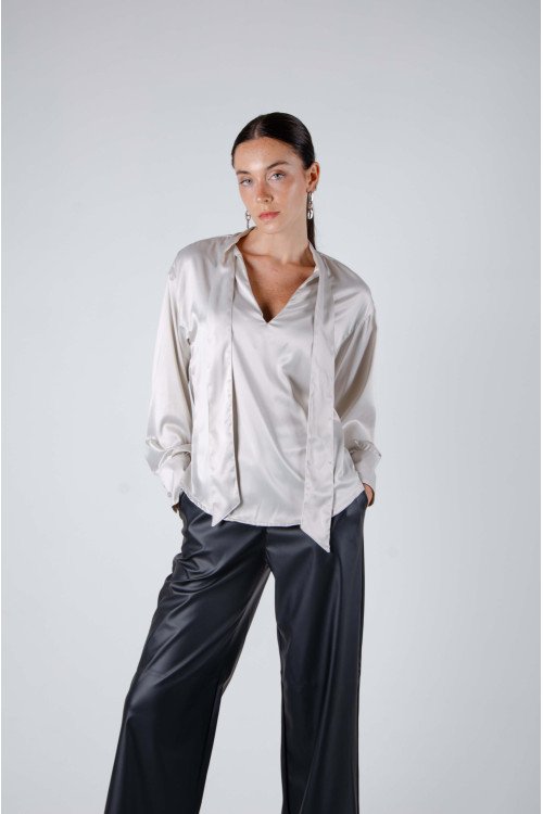 Blusa de satén escote en "V" con lazo, hombros caídos y mangas abullonadas