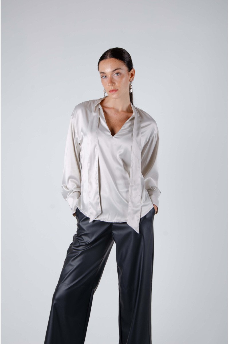 Blusa de satén escote en "V" con lazo, hombros caídos y mangas abullonadas