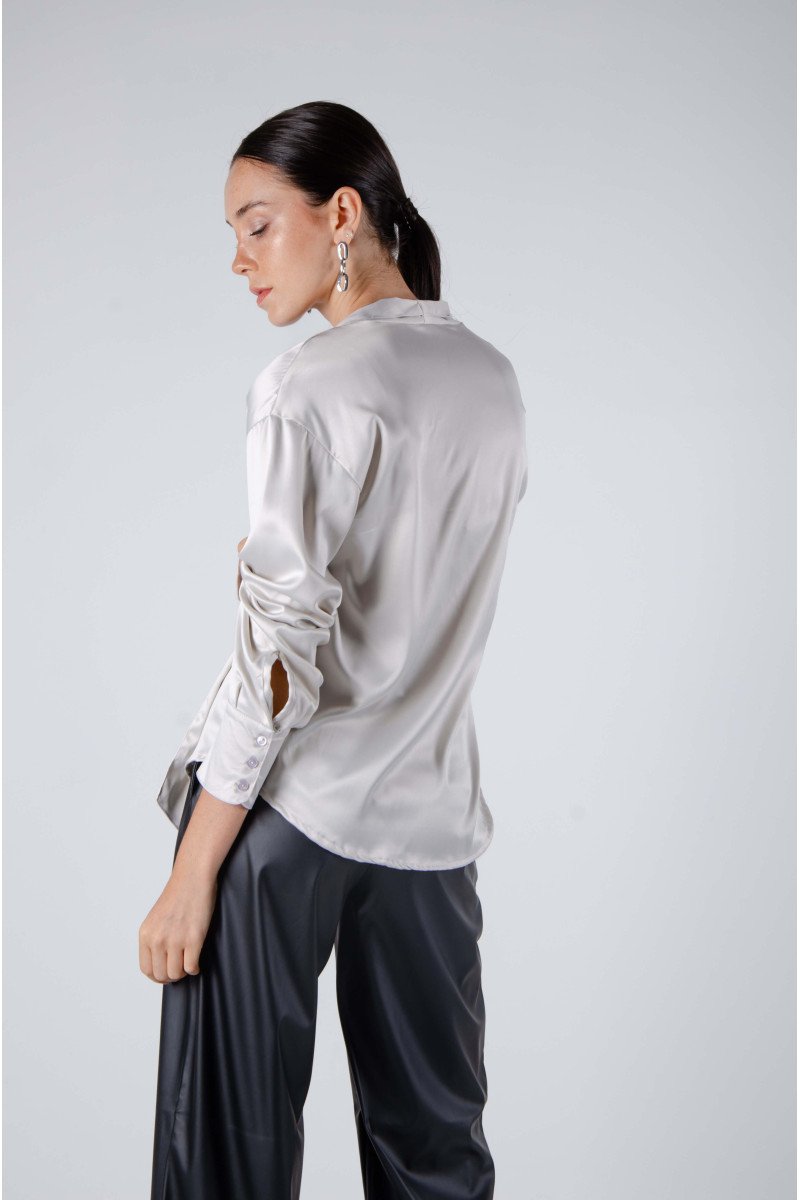 Blusa de satén escote en "V" con lazo, hombros caídos y mangas abullonadas