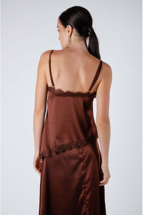 Solera de satén asimétrica escote en "V" con puntillas y breteles regulables