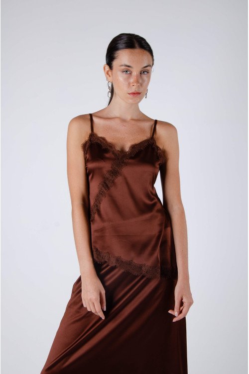 Solera de satén asimétrica escote en "V" con puntillas y breteles regulables