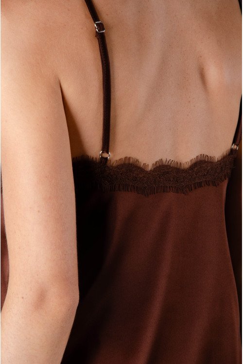 Solera de satén asimétrica escote en "V" con puntillas y breteles regulables