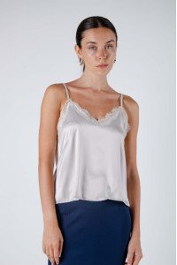 Solera de satén con puntillas y pinzas