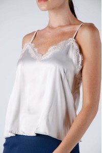 Solera de satén con puntillas y pinzas