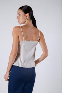 Solera de satén con puntillas y pinzas