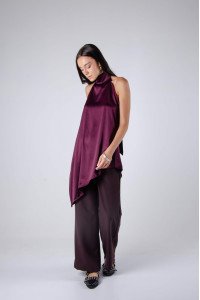 Blusa de satén evasé escote halter con lazo, espalda baja y terminación asimétrica