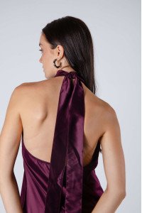 Blusa de satén evasé escote halter con lazo, espalda baja y terminación asimétrica