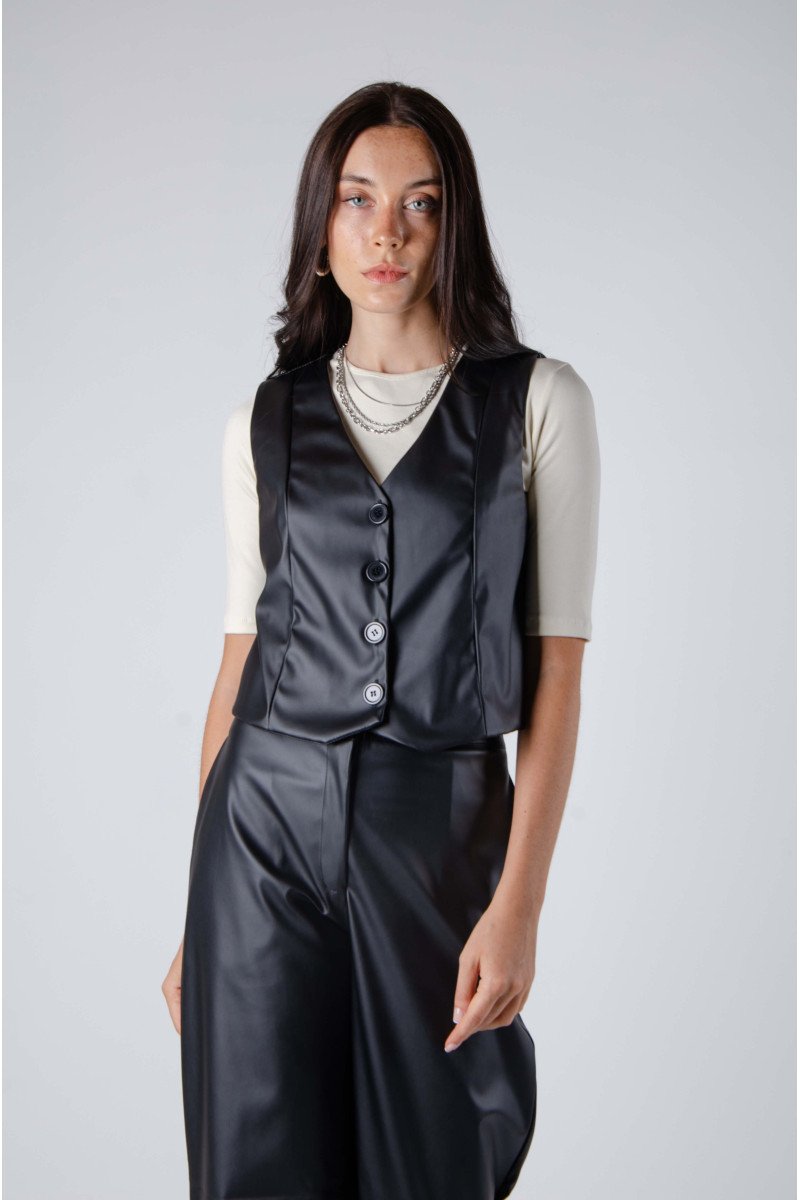 Chaleco de cuerina con recorte dior y 4 botones