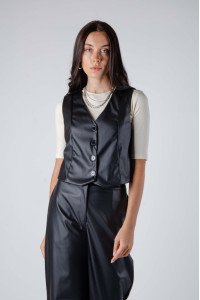 Chaleco de cuerina con recorte dior y 4 botones