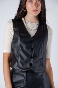 Chaleco de cuerina con recorte dior y 4 botones