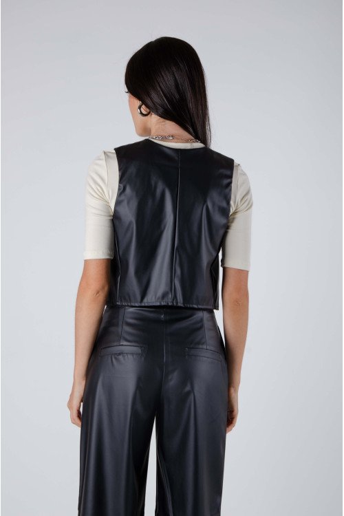 Chaleco de cuerina con recorte dior y 4 botones