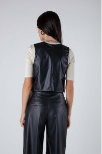 Chaleco de cuerina con recorte dior y 4 botones