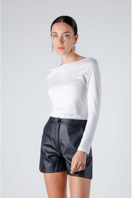 Remera de modal soft con cuello bote superpuesto