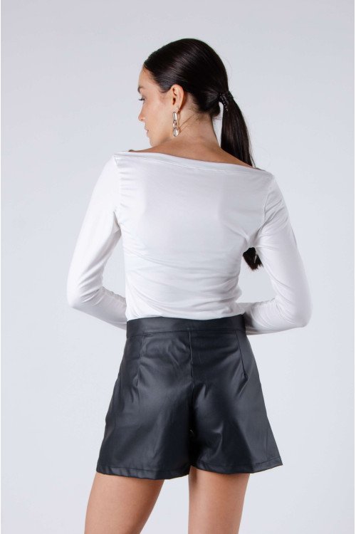 Remera de modal soft con cuello bote superpuesto