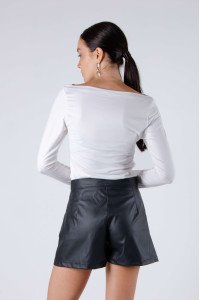 Remera de modal soft con cuello bote superpuesto