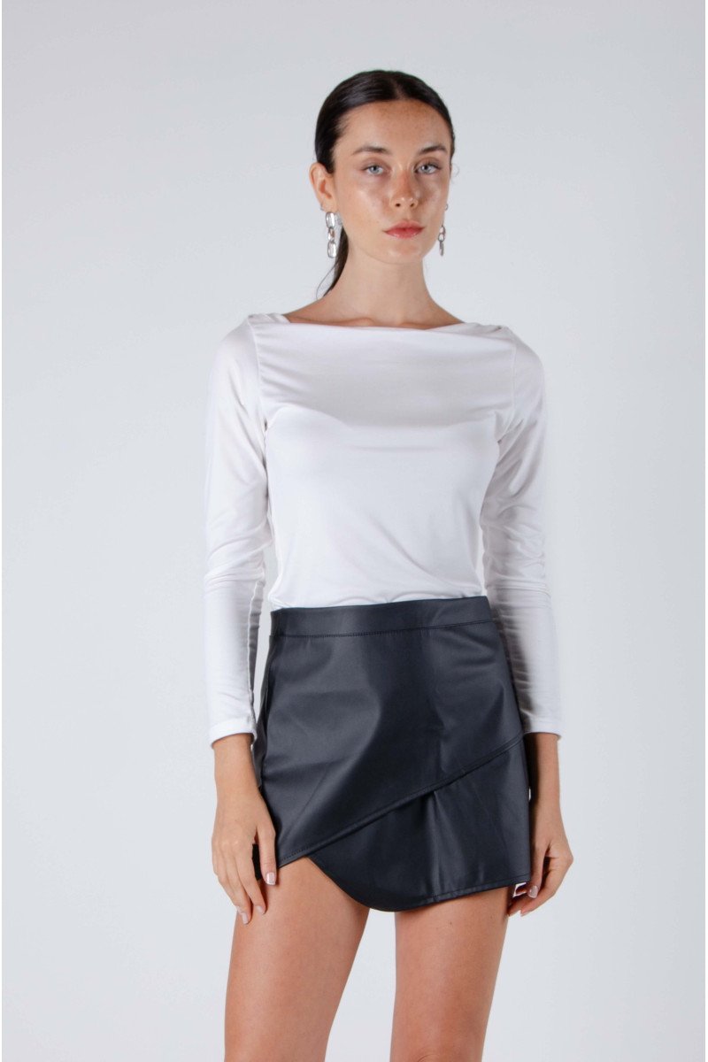 Remera de modal soft con cuello bote superpuesto