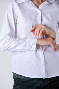Camisa de poplín algodón con span con canesú y tabla