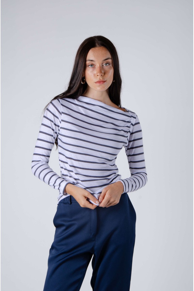 Remera de lanilla sublimada rayada cuello bote y frunce en delantero