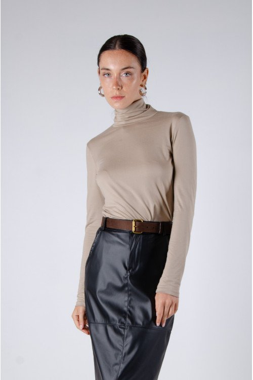 Polera de modal soft manga larga anatómica con cuello alto