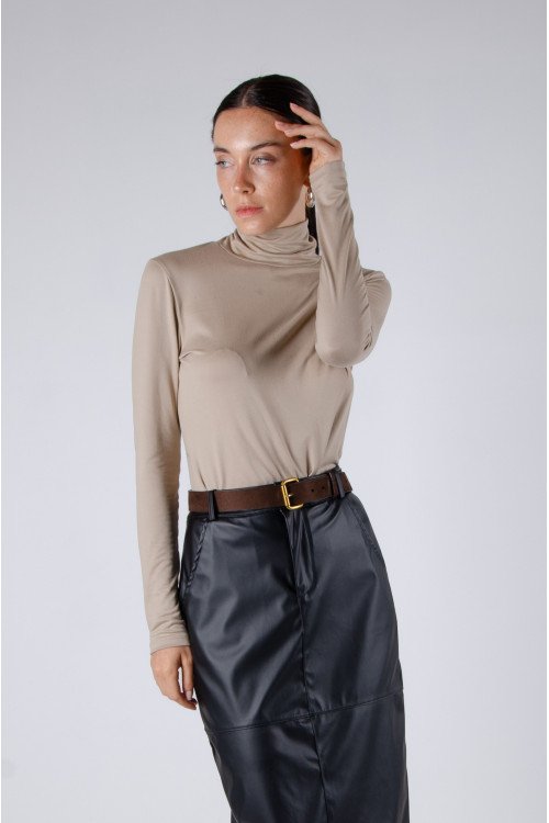 Polera de modal soft manga larga anatómica con cuello alto