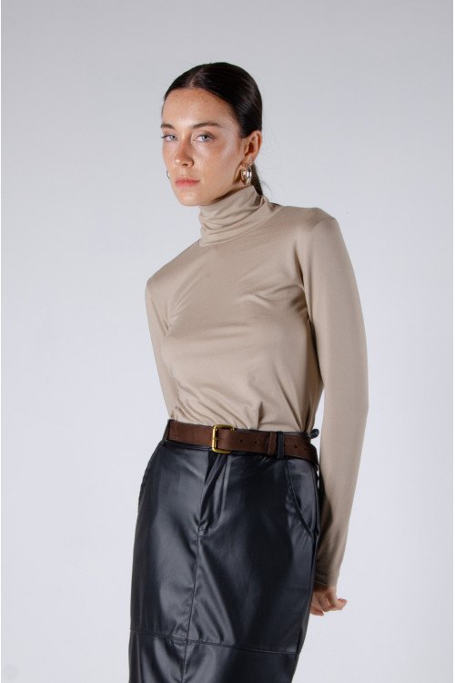 Polera de modal soft manga larga anatómica con cuello alto