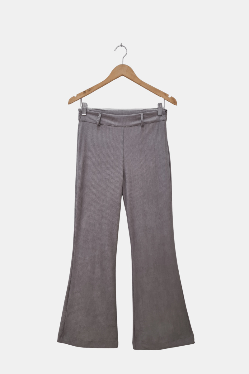 Pantalón de corderoy acampanado con pasacintos, pinzas y cierre lateral