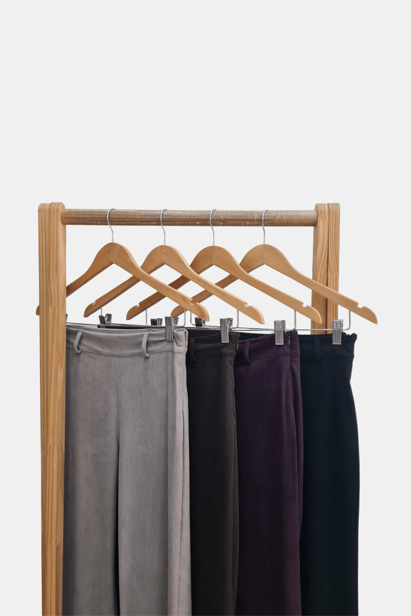 Pantalón de corderoy acampanado con pasacintos, pinzas y cierre lateral