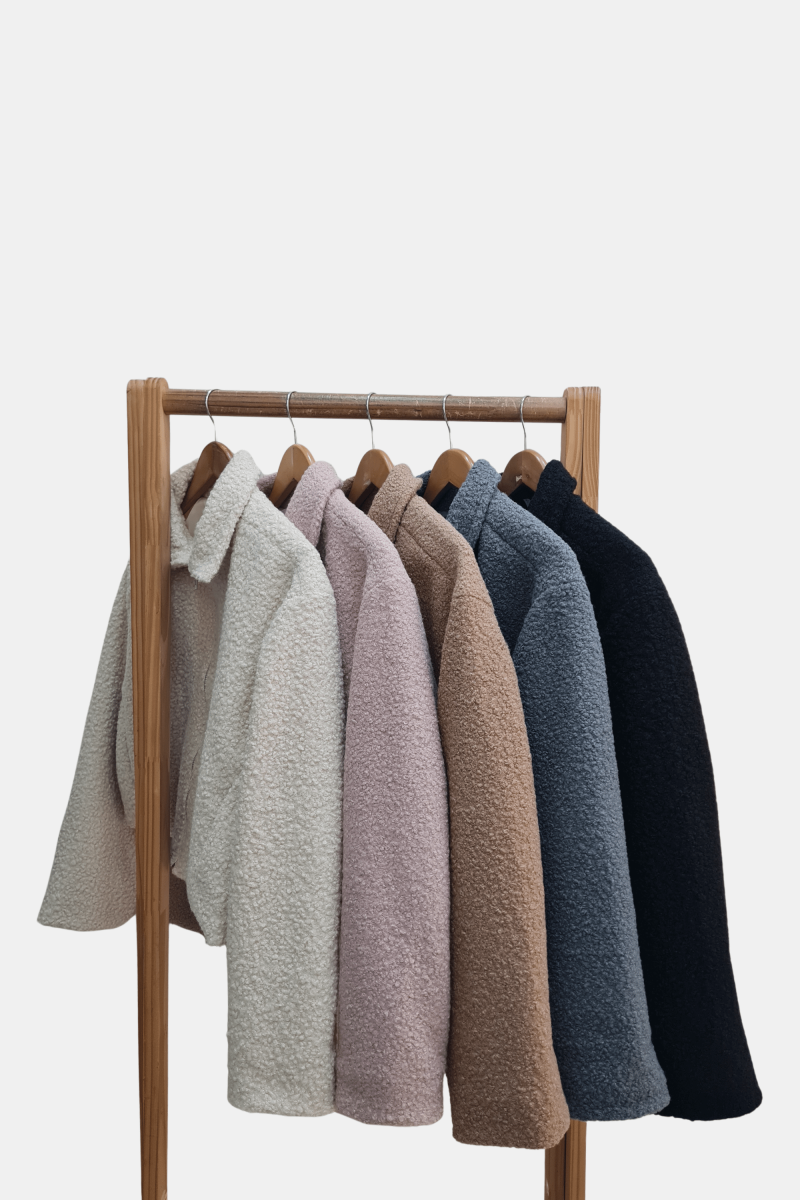 Campera de paño bouclé crop oversize forrado con cierre metálico y bolsillos