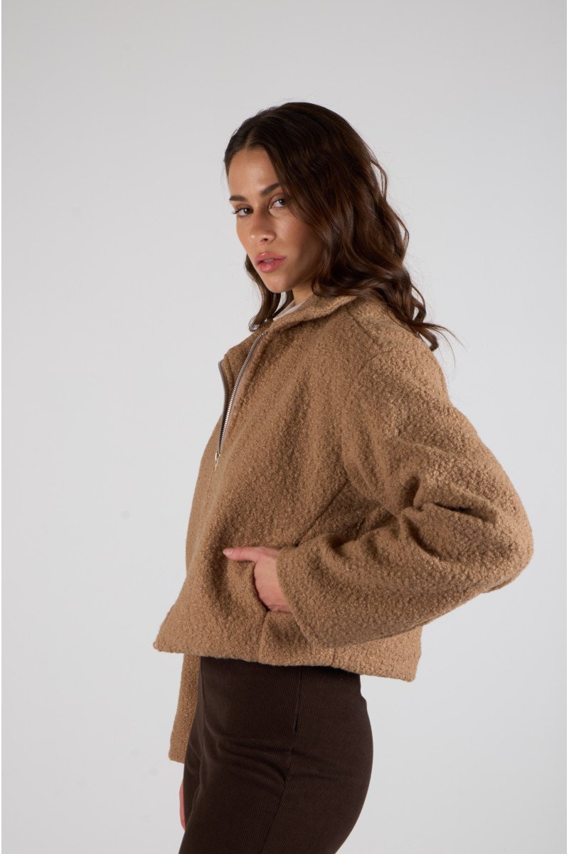 Campera de paño bouclé crop oversize forrado con cierre metálico y bolsillos