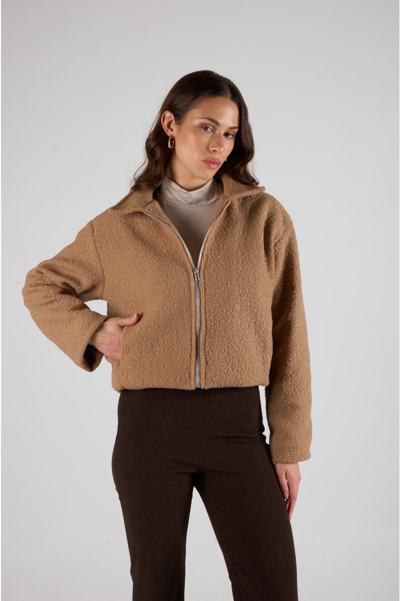 Campera de paño bouclé crop oversize forrado con cierre metálico y bolsillos