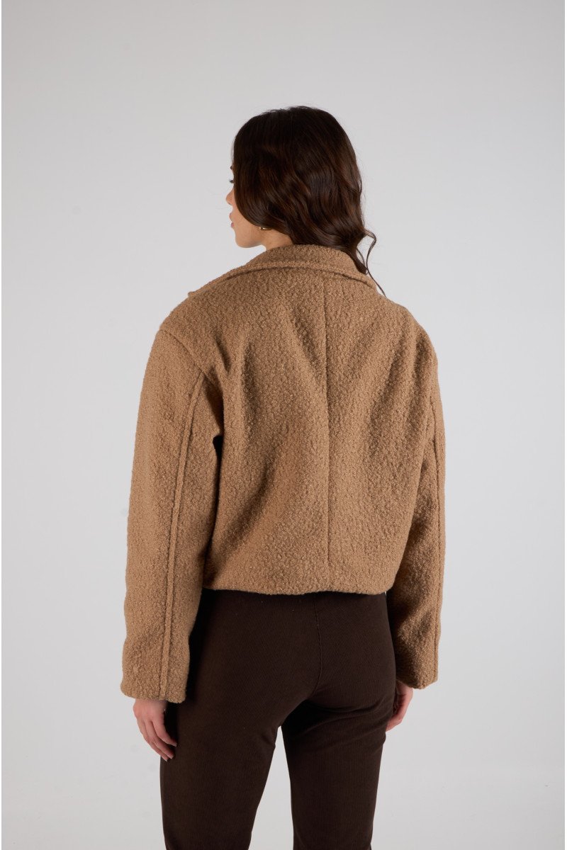 Campera de paño bouclé crop oversize forrado con cierre metálico y bolsillos