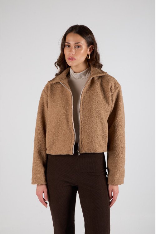 Campera de paño bouclé crop oversize forrado con cierre metálico y bolsillos