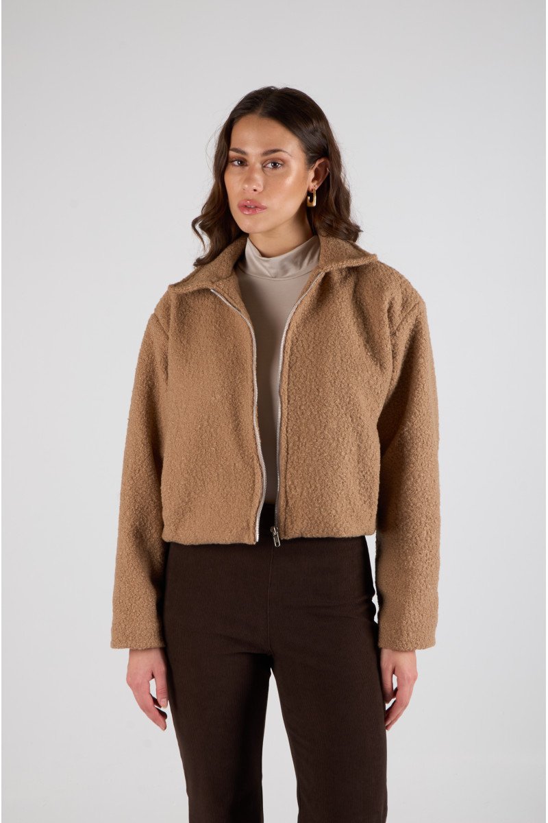 Campera de paño bouclé crop oversize forrado con cierre metálico y bolsillos