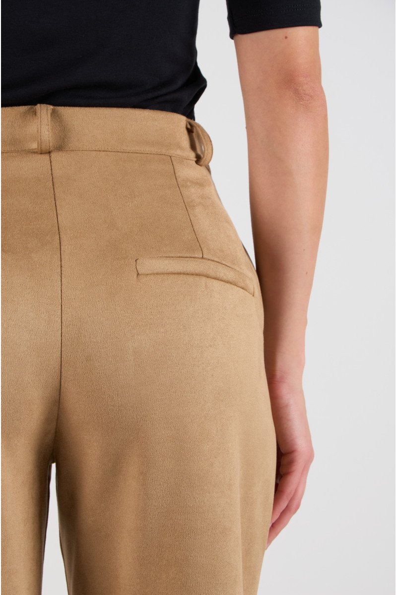 Palazo de suede ancho con botón y cierre, pasacintos, pinzas y bolsillos