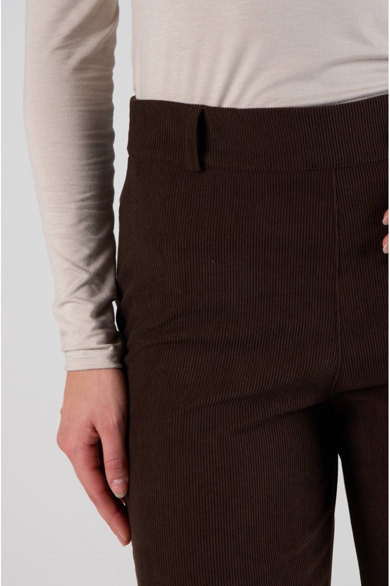 Pantalón de corderoy acampanado con pasacintos, pinzas y cierre lateral