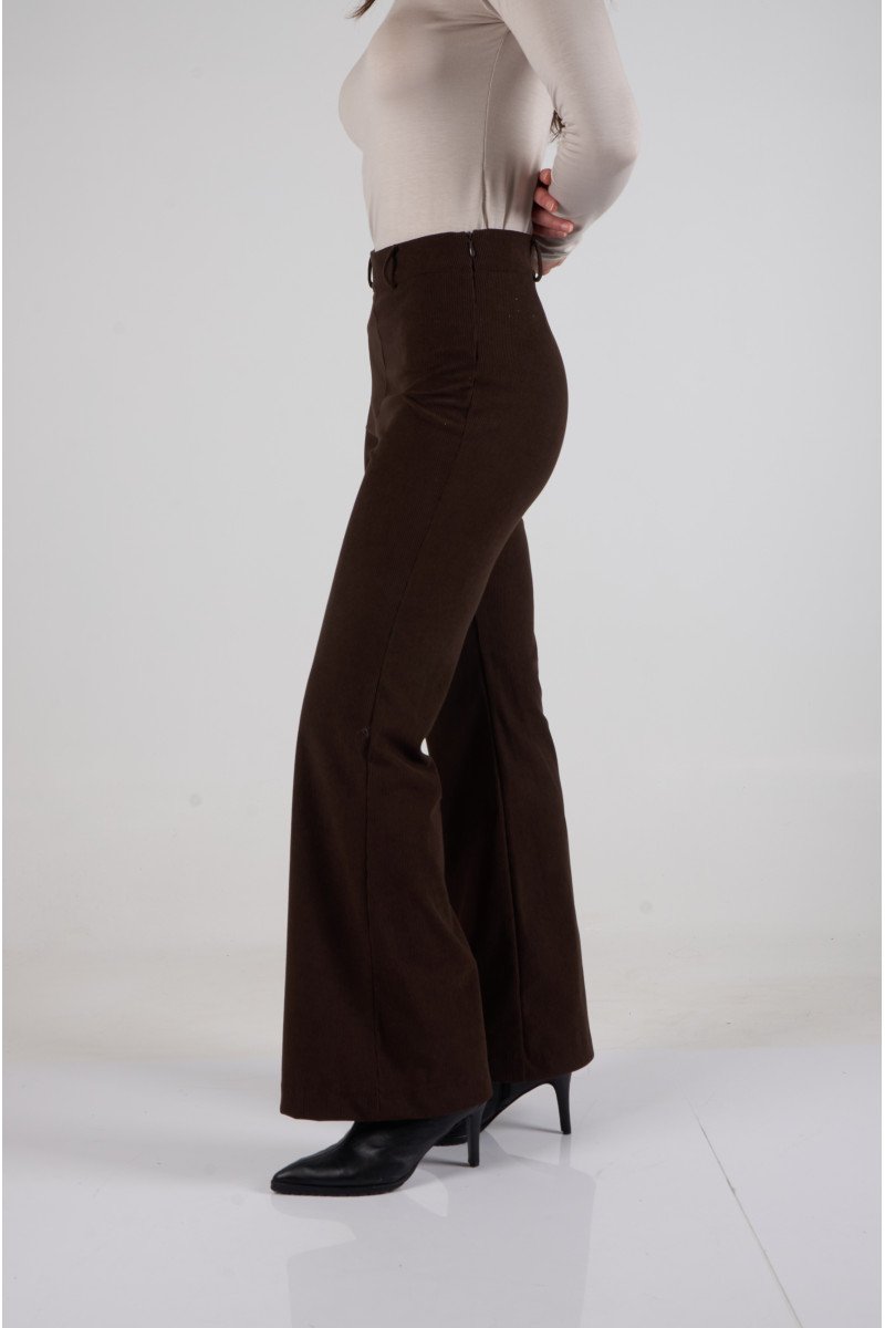 Pantalón de corderoy acampanado con pasacintos, pinzas y cierre lateral