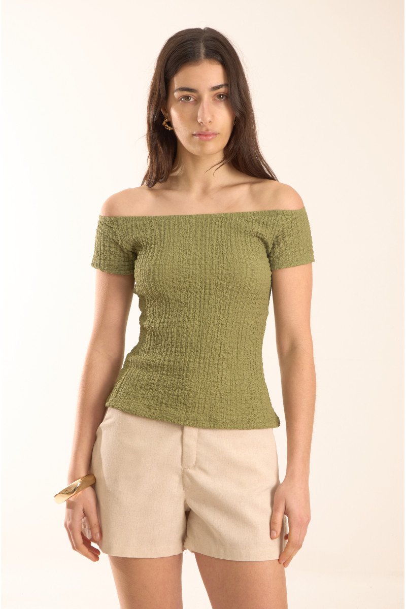 Remera de hawaii off shoulder mangas ranglan con elástico